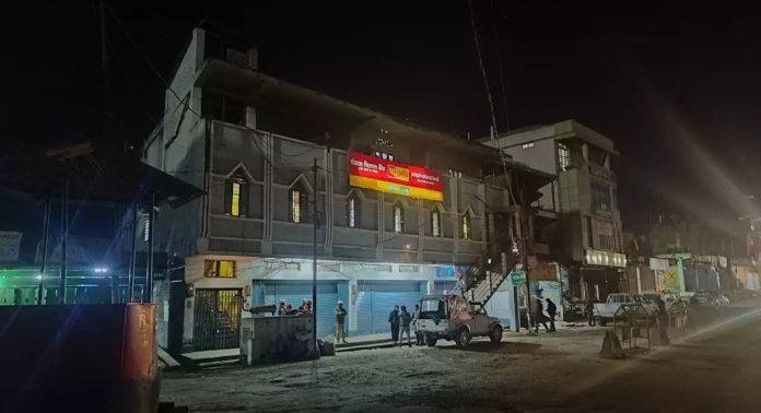മണിപ്പൂരിൽ ആയുധങ്ങളുമായെത്തിയ സംഘം ബാങ്ക് കൊള്ളയടിച്ചു മണിപ്പൂരിൽ ആയുധങ്ങളുമായെത്തിയ സംഘം ബാങ്ക് കൊള്ളയടിച്ചു