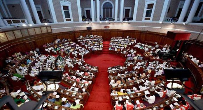 ദേശീയ ഗാനത്തെ അപമാനിച്ചു; ബി.ജെ.പി എം.എൽ.എമാർക്കെതിരെ വീണ്ടും കേസ് ദേശീയ ഗാനത്തെ അപമാനിച്ചു; ബി.ജെ.പി എം.എൽ.എമാർക്കെതിരെ വീണ്ടും കേസ്