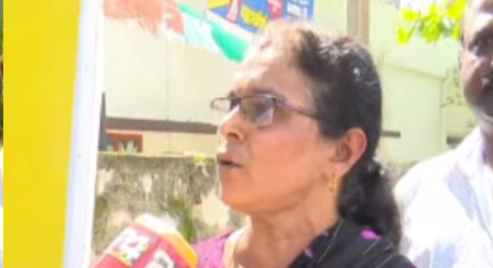 റീത്ത് വാങ്ങാൻ പോയ ഭർത്താവ് കരുതൽ തടങ്കലിൽ ; പോലീസിനെതിരെ വ്യത്യസ്ത പ്രതിഷേധവുമായി വീട്ടമ്മ റീത്ത് വാങ്ങാൻ പോയ ഭർത്താവ് കരുതൽ തടങ്കലിൽ ; പോലീസിനെതിരെ വ്യത്യസ്ത പ്രതിഷേധവുമായി വീട്ടമ്മ