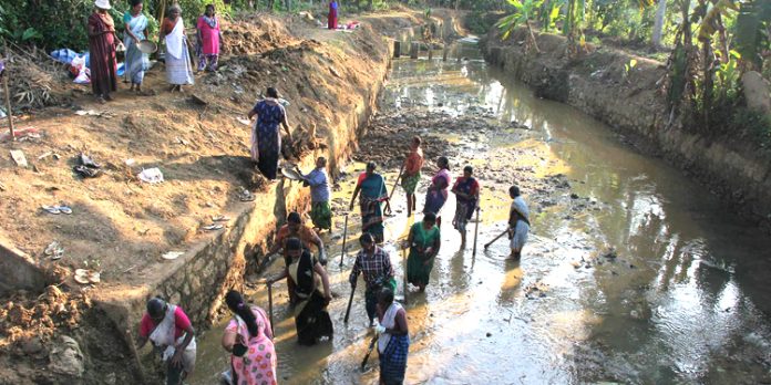 തൊഴിലുറപ്പ് പദ്ധതി പൂർണമായിട്ടും കേന്ദ്ര സർക്കാരിന്റെ പദ്ധതി ; തടയുകയോ ഭീഷണിപ്പെടുത്തുകയോ ഉണ്ടായാല് ഓംബുഡ്സ്മാന് പരാതി നല്കാം തൊഴിലുറപ്പ് പദ്ധതി പൂർണമായിട്ടും കേന്ദ്ര സർക്കാരിന്റെ പദ്ധതി ; തടയുകയോ ഭീഷണിപ്പെടുത്തുകയോ ഉണ്ടായാല് ഓംബുഡ്സ്മാന് പരാതി നല്കാം