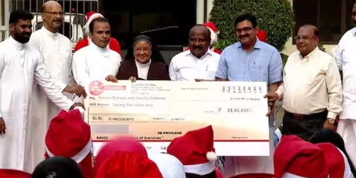 25 ലക്ഷം രൂപ ഡയാലിസിസ് രോഗികൾക്ക് ക്രിസ്മസ് സമ്മാനമായി നൽകി കൊച്ചി രൂപത 25 ലക്ഷം രൂപ ഡയാലിസിസ് രോഗികൾക്ക് ക്രിസ്മസ് സമ്മാനമായി നൽകി കൊച്ചി രൂപത