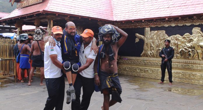 സന്നിധാനത്ത് കുഴഞ്ഞുവീഴുന്ന ഭക്തർക്ക് സഹായമായി എൻഡിആർഎഫ് സന്നിധാനത്ത് കുഴഞ്ഞുവീഴുന്ന ഭക്തർക്ക് സഹായമായി എൻഡിആർഎഫ്
