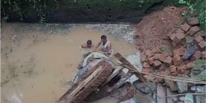 പെരുമ്പാവൂരിൽ മണ്ണുമാന്തിയന്ത്രം കുളത്തിൽ വീണ് ഡ്രൈവർ മരിച്ചു പെരുമ്പാവൂരിൽ മണ്ണുമാന്തിയന്ത്രം കുളത്തിൽ വീണ് ഡ്രൈവർ മരിച്ചു