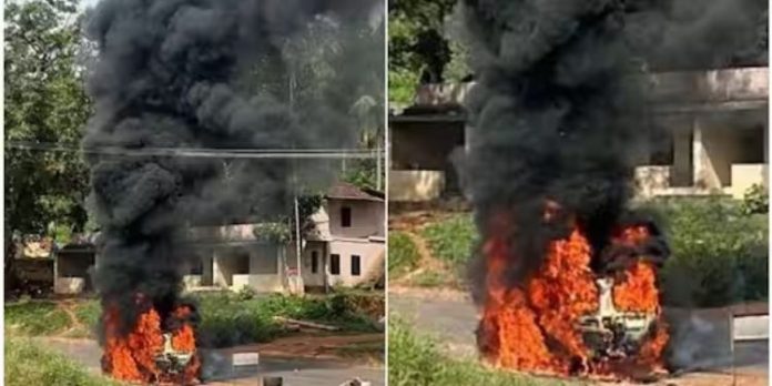 മേലാറ്റൂരിൽ ഓടിക്കൊണ്ടിരിക്കെ തീപിടിച്ച് വാൻ പൂർണമായും കത്തിനശിച്ചു മേലാറ്റൂരിൽ ഓടിക്കൊണ്ടിരിക്കെ തീപിടിച്ച് വാൻ പൂർണമായും കത്തിനശിച്ചു