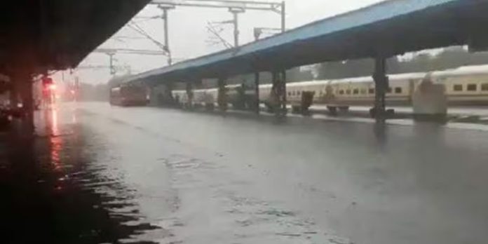 തെക്കൻ തമിഴ്നാട്ടിൽ പ്രളയം ; റെയിൽവേ സ്റ്റേഷൻ വെള്ളത്തിൽ ; 1000 യാത്രക്കാർ കുടുങ്ങിക്കിടക്കുന്നു തെക്കൻ തമിഴ്നാട്ടിൽ പ്രളയം ; റെയിൽവേ സ്റ്റേഷൻ വെള്ളത്തിൽ ; 1000 യാത്രക്കാർ കുടുങ്ങിക്കിടക്കുന്നു