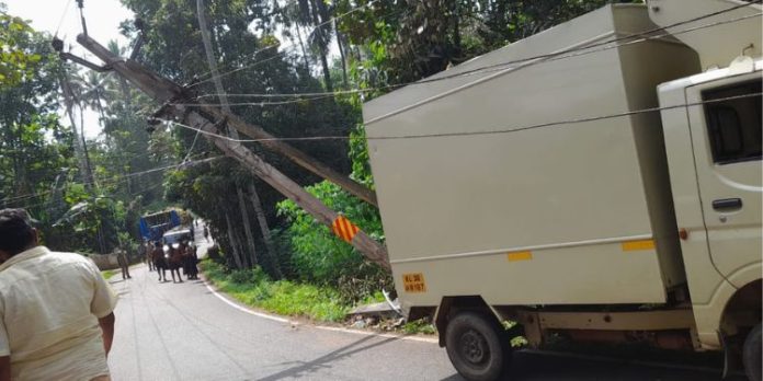 കൂട്ടിയിടി ഒഴിവാക്കാന് വാഹനം വെട്ടിച്ചു : വൈദ്യുതി തൂണ് തകര്ത്ത് ഡെലിവറി വാന് കൂട്ടിയിടി ഒഴിവാക്കാന് വാഹനം വെട്ടിച്ചു : വൈദ്യുതി തൂണ് തകര്ത്ത് ഡെലിവറി വാന്