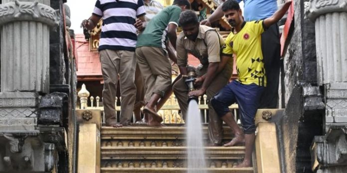 സന്നിധാനവും പതിനെട്ടാം പടിയും ശുചീകരിച്ചു സന്നിധാനവും പതിനെട്ടാം പടിയും ശുചീകരിച്ചു