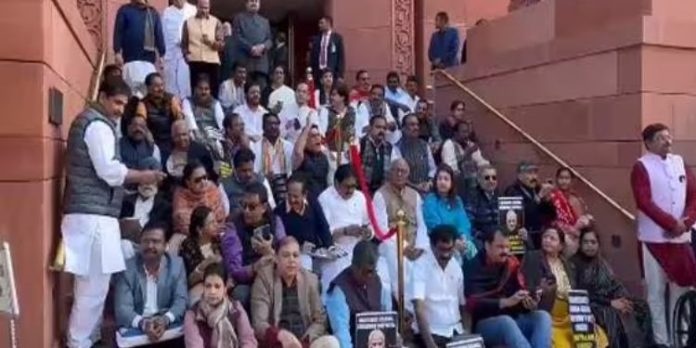 വീണ്ടും കൂട്ട സസ്പെൻഷൻ : ലോക്സഭയിൽ കൂടുതൽ എംപിമാരെ സസ്പെൻഡ് ചെയ്തു വീണ്ടും കൂട്ട സസ്പെൻഷൻ : ലോക്സഭയിൽ കൂടുതൽ എംപിമാരെ സസ്പെൻഡ് ചെയ്തു