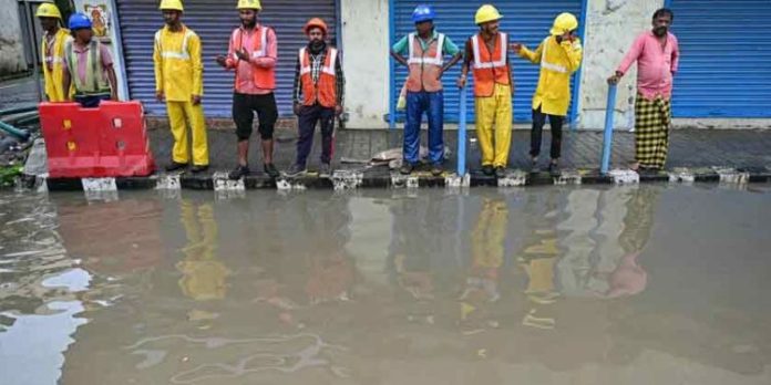 ദുരിതത്തില് ചെന്നൈ ; വെള്ളക്കെട്ട് രൂക്ഷം ; ട്രെയിനുകള് റദ്ദാക്കി ; വിമാനങ്ങള് വൈകുന്നു ദുരിതത്തില് ചെന്നൈ ; വെള്ളക്കെട്ട് രൂക്ഷം ; ട്രെയിനുകള് റദ്ദാക്കി ; വിമാനങ്ങള് വൈകുന്നു