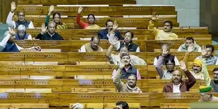 ചീഫ് ജസ്റ്റിസിനെ ഒഴിവാക്കി ; തെരഞ്ഞെടുപ്പ് കമ്മീഷണര്മാരെ നിയമിക്കാനുള്ള ബില് ലോക്സഭ പാസാക്കി ചീഫ് ജസ്റ്റിസിനെ ഒഴിവാക്കി ; തെരഞ്ഞെടുപ്പ് കമ്മീഷണര്മാരെ നിയമിക്കാനുള്ള ബില് ലോക്സഭ പാസാക്കി