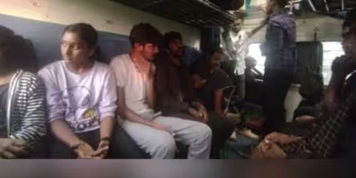 ദുരിതയാത്ര തുടര്ക്കഥയാകുന്നു : ദേശീയ സ്കൂള് നീന്തല് ചാമ്പ്യന്ഷിപ്പിനുള്ള കേരള താരങ്ങളുടെ യാത്ര ജനറല് കോച്ചിൽ ദുരിതയാത്ര തുടര്ക്കഥയാകുന്നു : ദേശീയ സ്കൂള് നീന്തല് ചാമ്പ്യന്ഷിപ്പിനുള്ള കേരള താരങ്ങളുടെ യാത്ര ജനറല് കോച്ചിൽ