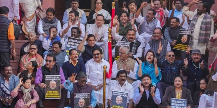 പാർലമെന്റിൽ വീണ്ടും സസ്പെൻഷൻ; മൂന്ന് പ്രതിപക്ഷ അംഗങ്ങളെ കൂടി സസ്പെൻഡ് ചെയ്തു പാർലമെന്റിൽ വീണ്ടും സസ്പെൻഷൻ; മൂന്ന് പ്രതിപക്ഷ അംഗങ്ങളെ കൂടി സസ്പെൻഡ് ചെയ്തു