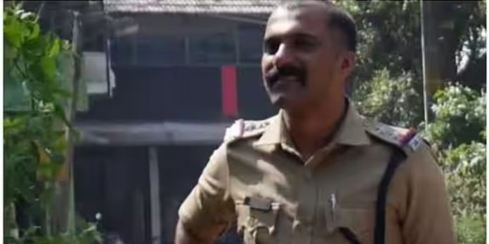 സ്വർണ്ണക്കടത്ത് സംഘവുമായി ബന്ധം ; എസ് ഐക്ക് സസ്പെൻഷൻ സ്വർണ്ണക്കടത്ത് സംഘവുമായി ബന്ധം ; എസ് ഐക്ക് സസ്പെൻഷൻ