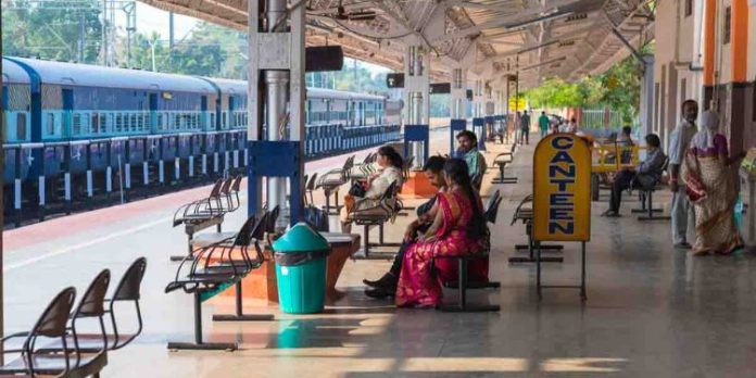 യാത്രക്കാര്ക്ക് സുരക്ഷിത ഭക്ഷണം ; 21 റെയില്വേ സ്റ്റേഷനുകള്ക്ക് അംഗീകാരം യാത്രക്കാര്ക്ക് സുരക്ഷിത ഭക്ഷണം ; 21 റെയില്വേ സ്റ്റേഷനുകള്ക്ക് അംഗീകാരം