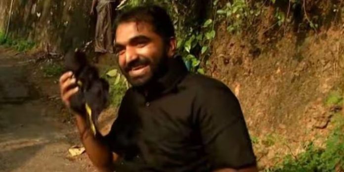 അടിമുടി കറുപ്പില് ചാണ്ടി ഉമ്മന് വഴിയരികില് ; നവകേരള സദസിനെതിരെ വേറിട്ട പ്രതിഷേധം അടിമുടി കറുപ്പില് ചാണ്ടി ഉമ്മന് വഴിയരികില് ; നവകേരള സദസിനെതിരെ വേറിട്ട പ്രതിഷേധം