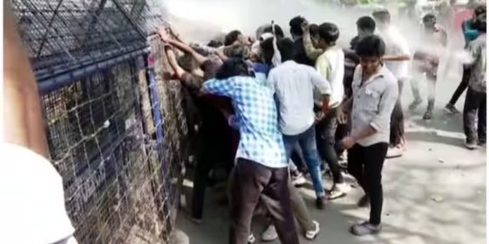 ഉന്നതവിദ്യാഭ്യാസരംഗം കാവിവത്കരിക്കുന്നുവെന്ന് ആരോപണം ; എസ്എഫ്ഐയുടെ രാജ്ഭവൻ മാർച്ചിൽ സംഘർഷം ഉന്നതവിദ്യാഭ്യാസരംഗം കാവിവത്കരിക്കുന്നുവെന്ന് ആരോപണം ; എസ്എഫ്ഐയുടെ രാജ്ഭവൻ മാർച്ചിൽ സംഘർഷം