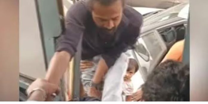 ആലുവയില് കെഎസ്ആര്ടിസി ഡ്രൈവറെ മര്ദിച്ച് സ്കൂട്ടര് യാത്രികന് ആലുവയില് കെഎസ്ആര്ടിസി ഡ്രൈവറെ മര്ദിച്ച് സ്കൂട്ടര് യാത്രികന്