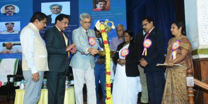 മനുഷ്യാവകാശ നിയമങ്ങൾ നടപ്പാക്കിയിട്ടും പലരും അടിസ്ഥാന അവകാശങ്ങളെ കുറിച്ച് അജ്ഞർ : ചീഫ് ജസ്റ്റിസ് ആശിഷ് ജിതന്ദ്ര ദേശായി മനുഷ്യാവകാശ നിയമങ്ങൾ നടപ്പാക്കിയിട്ടും പലരും അടിസ്ഥാന അവകാശങ്ങളെ കുറിച്ച് അജ്ഞർ : ചീഫ് ജസ്റ്റിസ് ആശിഷ് ജിതന്ദ്ര ദേശായി