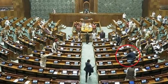 ലോക്സഭയില് വന് സുരക്ഷാവീഴ്ച ; ശൂന്യവേളയ്ക്കിടെ രണ്ടുപേര് നടുത്തളത്തിലേക്ക് ചാടി ; കയ്യില് ഗ്യാസ് കാനുകള് ലോക്സഭയില് വന് സുരക്ഷാവീഴ്ച ; ശൂന്യവേളയ്ക്കിടെ രണ്ടുപേര് നടുത്തളത്തിലേക്ക് ചാടി ; കയ്യില് ഗ്യാസ് കാനുകള്