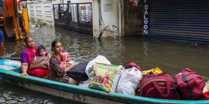 ദുരിതം ഒഴിയാതെ ചെന്നൈ ; 17 ദീര്ഘദൂര ട്രെയിനുകള് റദ്ദാക്കി ദുരിതം ഒഴിയാതെ ചെന്നൈ ; 17 ദീര്ഘദൂര ട്രെയിനുകള് റദ്ദാക്കി