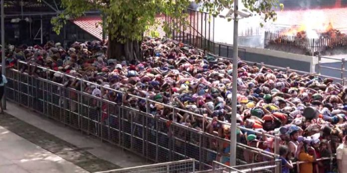 ശബരിമലയിലേക്ക് തീര്ത്ഥാടകരുടെ ഒഴുക്ക് ; ഗതാഗത ക്രമീകരണവുമായി പോലീസ് ശബരിമലയിലേക്ക് തീര്ത്ഥാടകരുടെ ഒഴുക്ക് ; ഗതാഗത ക്രമീകരണവുമായി പോലീസ്