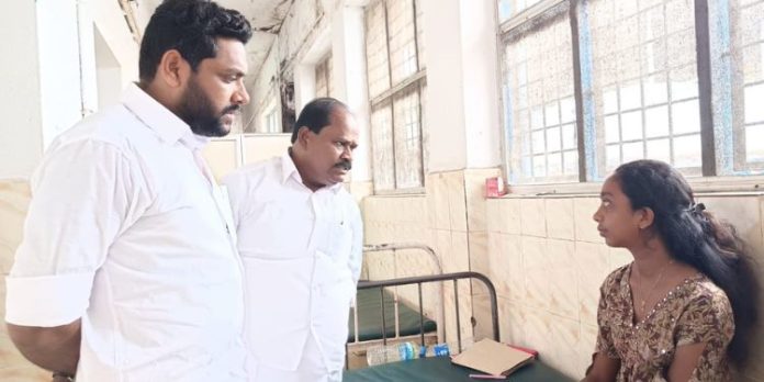 വിദ്യാർത്ഥിനിയെ എസ്എഫ്ഐ പ്രവർത്തകർ മർദ്ദിച്ചു വിദ്യാർത്ഥിനിയെ എസ്എഫ്ഐ പ്രവർത്തകർ മർദ്ദിച്ചു