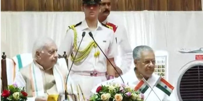 പുതിയ മന്ത്രിമാരുടെ സത്യപ്രതിജ്ഞ ചടങ്ങ് ; മുഖത്തു നോക്കാതെ ഗവര്ണറും മുഖ്യമന്ത്രിയും പുതിയ മന്ത്രിമാരുടെ സത്യപ്രതിജ്ഞ ചടങ്ങ് ; മുഖത്തു നോക്കാതെ ഗവര്ണറും മുഖ്യമന്ത്രിയും