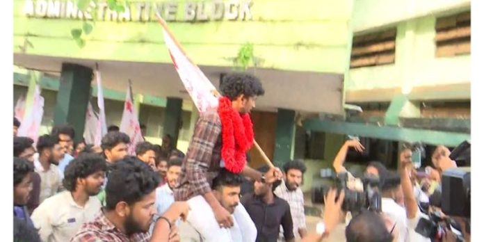 കേരളവര്മ്മ ചെയര്മാൻ സ്ഥാനം എസ്എഫ്ഐക്ക് ; അനിരുദ്ധൻ ജയിച്ചു കേരളവര്മ്മ ചെയര്മാൻ സ്ഥാനം എസ്എഫ്ഐക്ക് ; അനിരുദ്ധൻ ജയിച്ചു