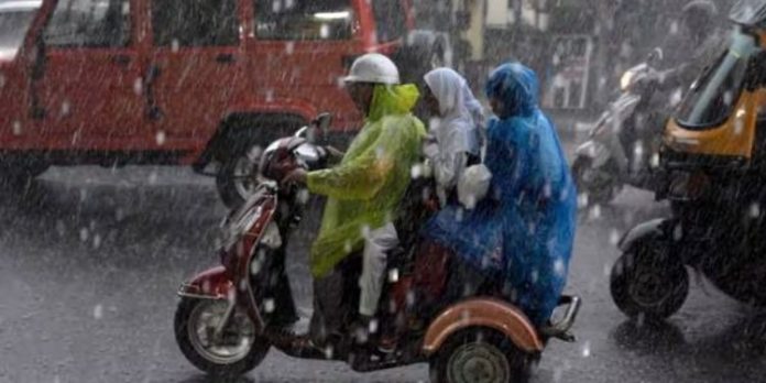 ചക്രവാതച്ചുഴി : കേരളത്തിൽ മഴ തുടരും ; മത്സ്യത്തൊഴിലാളികൾക്ക് പ്രത്യേക ജാഗ്രതാ നിർദേശം ചക്രവാതച്ചുഴി : കേരളത്തിൽ മഴ തുടരും ; മത്സ്യത്തൊഴിലാളികൾക്ക് പ്രത്യേക ജാഗ്രതാ നിർദേശം
