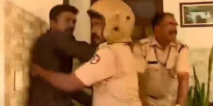 എബിവിപി മാര്ച്ചില് സംഘര്ഷം ; കാലിക്കറ്റ് വിസിയുടെ വീട്ടിലേക്ക് അതിക്രമിച്ചു കയറി എബിവിപി മാര്ച്ചില് സംഘര്ഷം ; കാലിക്കറ്റ് വിസിയുടെ വീട്ടിലേക്ക് അതിക്രമിച്ചു കയറി