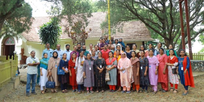 ചരിത്രം സ്പന്ദിക്കുന്ന പള്ളിക്കുന്ന് ദേവാലയത്തിൽ ചരിത്ര അധ്യാപകരെത്തി ചരിത്രം സ്പന്ദിക്കുന്ന പള്ളിക്കുന്ന് ദേവാലയത്തിൽ ചരിത്ര അധ്യാപകരെത്തി