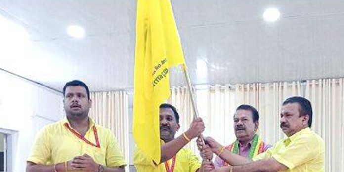 എസ്. എൻ. ഡി. പി യോഗം അടൂർ യൂണിയന്റെ ശിവഗിരി തീർത്ഥാടന പദയാത്രയ്ക്ക് തുടക്കമായി എസ്. എൻ. ഡി. പി യോഗം അടൂർ യൂണിയന്റെ ശിവഗിരി തീർത്ഥാടന പദയാത്രയ്ക്ക് തുടക്കമായി