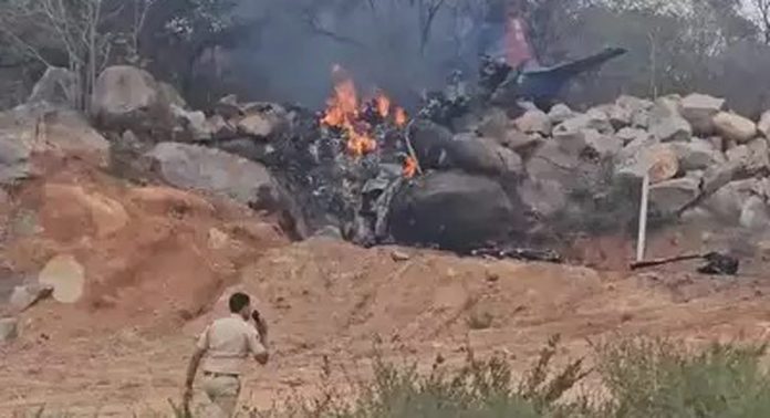 തെലങ്കാനയില് വ്യോമസേന വിമാനം തകർന്ന് വീണ് അപകടം ; രണ്ട് പൈലറ്റുമാർ മരിച്ചു തെലങ്കാനയില് വ്യോമസേന വിമാനം തകർന്ന് വീണ് അപകടം ; രണ്ട് പൈലറ്റുമാർ മരിച്ചു