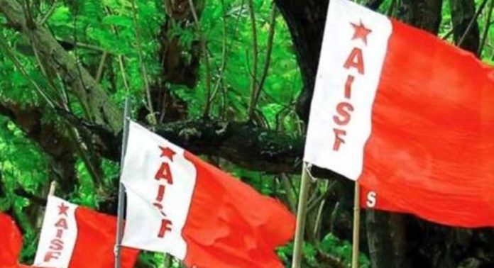 ചാൻസലർക്കെതിരെ എഐഎസ്എഫ് സംഘടിപ്പിച്ച മാർച്ചിനു നേരെ പോലീസ് ലാത്തിച്ചാർജ് ; നാളെ സംസ്ഥാന വ്യാപകമായി പഠിപ്പ് മുടക്കുമെന്ന് എഐഎസ്എഫ് ചാൻസലർക്കെതിരെ എഐഎസ്എഫ് സംഘടിപ്പിച്ച മാർച്ചിനു നേരെ പോലീസ് ലാത്തിച്ചാർജ് ; നാളെ സംസ്ഥാന വ്യാപകമായി പഠിപ്പ് മുടക്കുമെന്ന് എഐഎസ്എഫ്