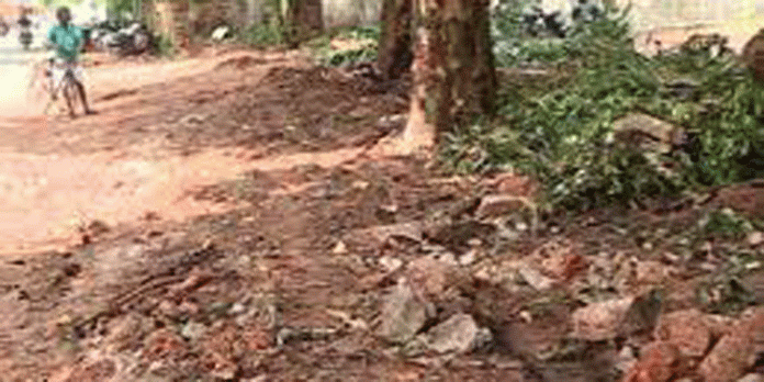 മാവേലിക്കര ഗവണ്മെന്റ് ഹൈ സ്കൂളിൽ പൊളിച്ച മതിലിന് പകരം വേലികെട്ടാനുള്ള നഗരസഭയുടെ നീക്കം തടഞ്ഞ് പോലീസ് മാവേലിക്കര ഗവണ്മെന്റ് ഹൈ സ്കൂളിൽ പൊളിച്ച മതിലിന് പകരം വേലികെട്ടാനുള്ള നഗരസഭയുടെ നീക്കം തടഞ്ഞ് പോലീസ്