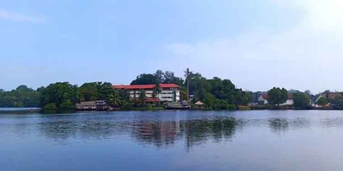 സീ അഷ്ടമുടി ബോട്ട് യാത്ര ; അഞ്ച് മണിക്കൂർ കായലിൽ കറങ്ങാം സീ അഷ്ടമുടി ബോട്ട് യാത്ര ; അഞ്ച് മണിക്കൂർ കായലിൽ കറങ്ങാം
