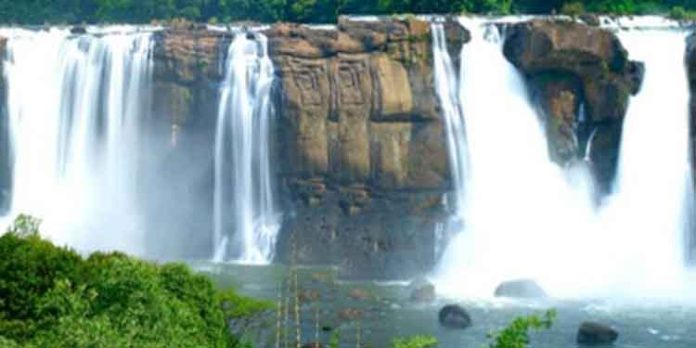 കുട്ടവഞ്ചിയിൽ കയറാം, മനേഹരമായ വെള്ളച്ചാട്ടവും കാഴ്ചകളും കാണാം കുട്ടവഞ്ചിയിൽ കയറാം, മനേഹരമായ വെള്ളച്ചാട്ടവും കാഴ്ചകളും കാണാം