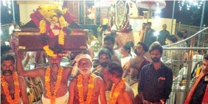മുട്ടാർ അയ്യപ്പക്ഷേത്രത്തില് തങ്കയങ്കി ചാർത്തി ദീപാരാധന നടത്തി മുട്ടാർ അയ്യപ്പക്ഷേത്രത്തില് തങ്കയങ്കി ചാർത്തി ദീപാരാധന നടത്തി