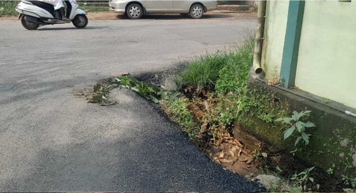 ഓടക്ക് സ്ലാബ് സ്ഥാപിക്കാത്തത് അപകടക്കെണിയാകുന്നു ഓടക്ക് സ്ലാബ് സ്ഥാപിക്കാത്തത് അപകടക്കെണിയാകുന്നു