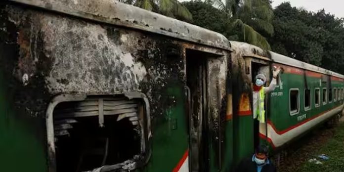 ബംഗ്ലാദേശിൽ പാസഞ്ചർ ട്രെയിനിന് അജ്ഞാതർ തീവെച്ചു ; പിഞ്ചുകുഞ്ഞും അമ്മയുമുൾപ്പെടെ 4 പേര് മരിച്ചു ബംഗ്ലാദേശിൽ പാസഞ്ചർ ട്രെയിനിന് അജ്ഞാതർ തീവെച്ചു ; പിഞ്ചുകുഞ്ഞും അമ്മയുമുൾപ്പെടെ 4 പേര് മരിച്ചു