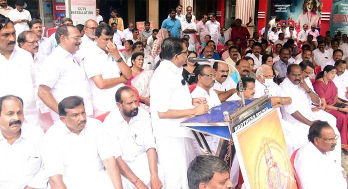 ശബരിമലയില് ഭക്തര്ക്ക് ഉണ്ടായ എല്ലാ ദുരിതങ്ങളുടെയും കാരണക്കാരന് മുഖ്യമന്ത്രി : വി.എം സുധീരന് ശബരിമലയില് ഭക്തര്ക്ക് ഉണ്ടായ എല്ലാ ദുരിതങ്ങളുടെയും കാരണക്കാരന് മുഖ്യമന്ത്രി : വി.എം സുധീരന്