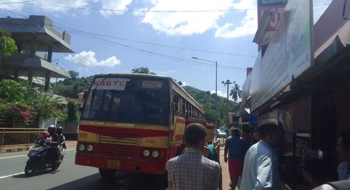 റാന്നിയിൽ കെ.എസ്.ആര്.ടി.സി ബസിൽ തീപിടുത്തം ; നാട്ടുകാരുടെ ഇടപെടൽ മൂലം വൻ അപകടം ഒഴിവായി റാന്നിയിൽ കെ.എസ്.ആര്.ടി.സി ബസിൽ തീപിടുത്തം ; നാട്ടുകാരുടെ ഇടപെടൽ മൂലം വൻ അപകടം ഒഴിവായി