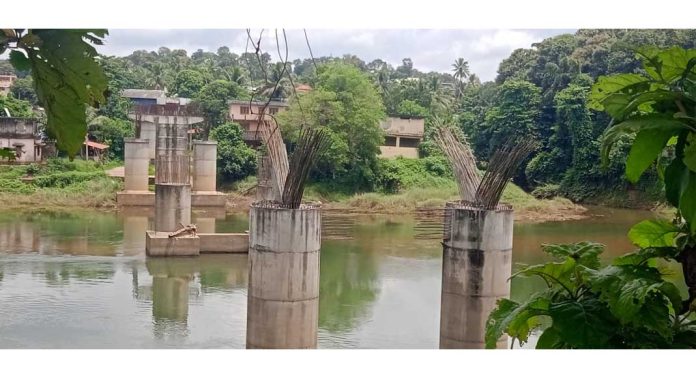 റാന്നി പുതിയ പാലത്തിന്റെ നിർമ്മാണ തടസ്സങ്ങളൊഴിയുന്നു റാന്നി പുതിയ പാലത്തിന്റെ നിർമ്മാണ തടസ്സങ്ങളൊഴിയുന്നു