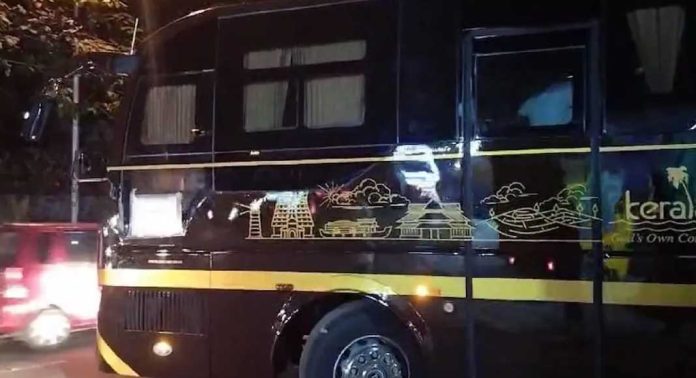 നവകേരള ബസിന് വഴിയൊരുക്കല് ; ക്ലിഫ് ഹൗസിൽ മരം മുറിക്കുന്നതിനിടെ 2 ഫയർഫോഴ്സ് ഉദ്യോഗസ്ഥർക്ക് പരിക്ക് നവകേരള ബസിന് വഴിയൊരുക്കല് ; ക്ലിഫ് ഹൗസിൽ മരം മുറിക്കുന്നതിനിടെ 2 ഫയർഫോഴ്സ് ഉദ്യോഗസ്ഥർക്ക് പരിക്ക്