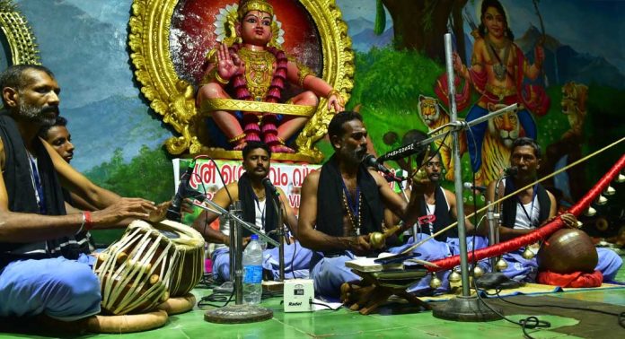 തിരുസന്നിധിയില് വില്ലടിച്ചാംപ്പാട്ട് അവതരിപ്പിച്ച് ശ്രീസെല്വം സംഘം തിരുസന്നിധിയില് വില്ലടിച്ചാംപ്പാട്ട് അവതരിപ്പിച്ച് ശ്രീസെല്വം സംഘം