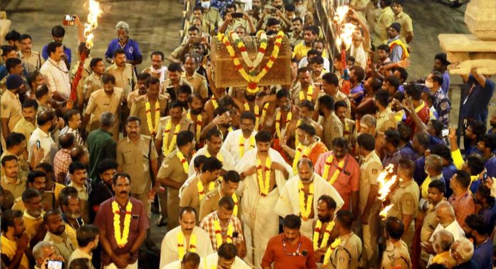 തങ്ക അങ്കി ഘോഷയാത്ര സന്നിധാനത്ത് ; മകരവിളക്കിന് സ്പോട്ട് ബുക്കിംഗ് 80000 ആക്കും തങ്ക അങ്കി ഘോഷയാത്ര സന്നിധാനത്ത് ; മകരവിളക്കിന് സ്പോട്ട് ബുക്കിംഗ് 80000 ആക്കും