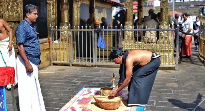 ഭക്തരുടെ മനം നിറച്ച് അയ്യന് പറ നിറയ്ക്കല് ഭക്തരുടെ മനം നിറച്ച് അയ്യന് പറ നിറയ്ക്കല്