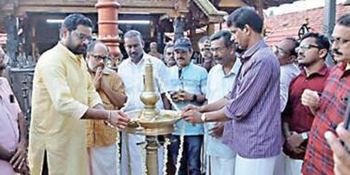 ചുനക്കര തിരുവൈരൂർ മഹാദേവർ ക്ഷേത്രത്തിൽ ലക്ഷദീപം നടന്നു ചുനക്കര തിരുവൈരൂർ മഹാദേവർ ക്ഷേത്രത്തിൽ ലക്ഷദീപം നടന്നു
