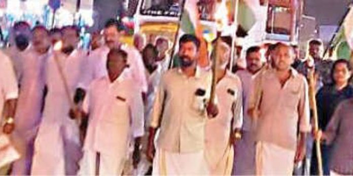 നൂറനാട് ബ്ലോക്ക് കോൺഗ്രസ് കമ്മിറ്റി ചാരുംമൂട്ടിൽ പന്തംകൊളുത്തി പ്രകടനം നടത്തി നൂറനാട് ബ്ലോക്ക് കോൺഗ്രസ് കമ്മിറ്റി ചാരുംമൂട്ടിൽ പന്തംകൊളുത്തി പ്രകടനം നടത്തി