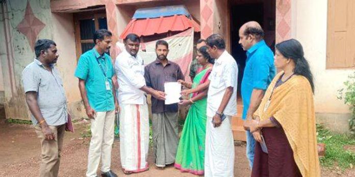 വാഹന അപകടത്തെ തുടർന്ന് ഭാര്യയും മകനും മരണമടഞ്ഞ കുടുംബത്തിന് സർക്കാർ സഹായധനം കൈമാറി വാഹന അപകടത്തെ തുടർന്ന് ഭാര്യയും മകനും മരണമടഞ്ഞ കുടുംബത്തിന് സർക്കാർ സഹായധനം കൈമാറി